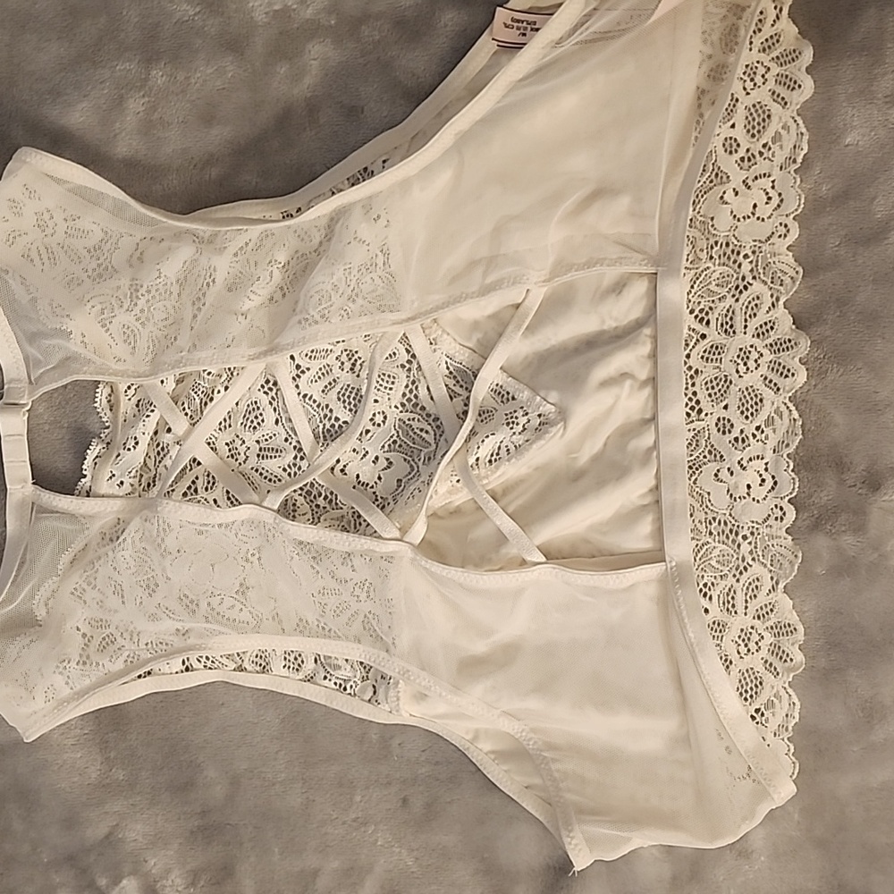 Women's cream medium Victoria secret Bralette/ bra/ top/ intimates - Picture 2 of 3